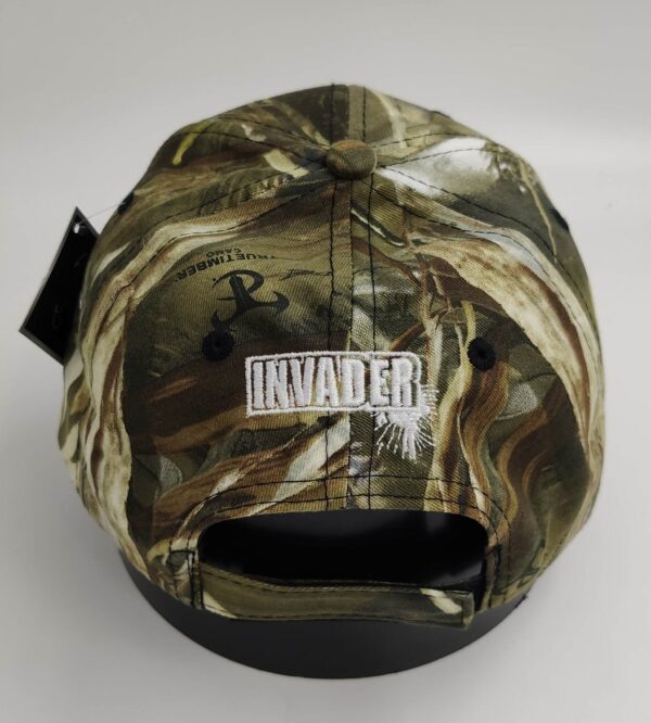 Czapka letnia z daszkiem camo z haftowanym białym napisem Invader